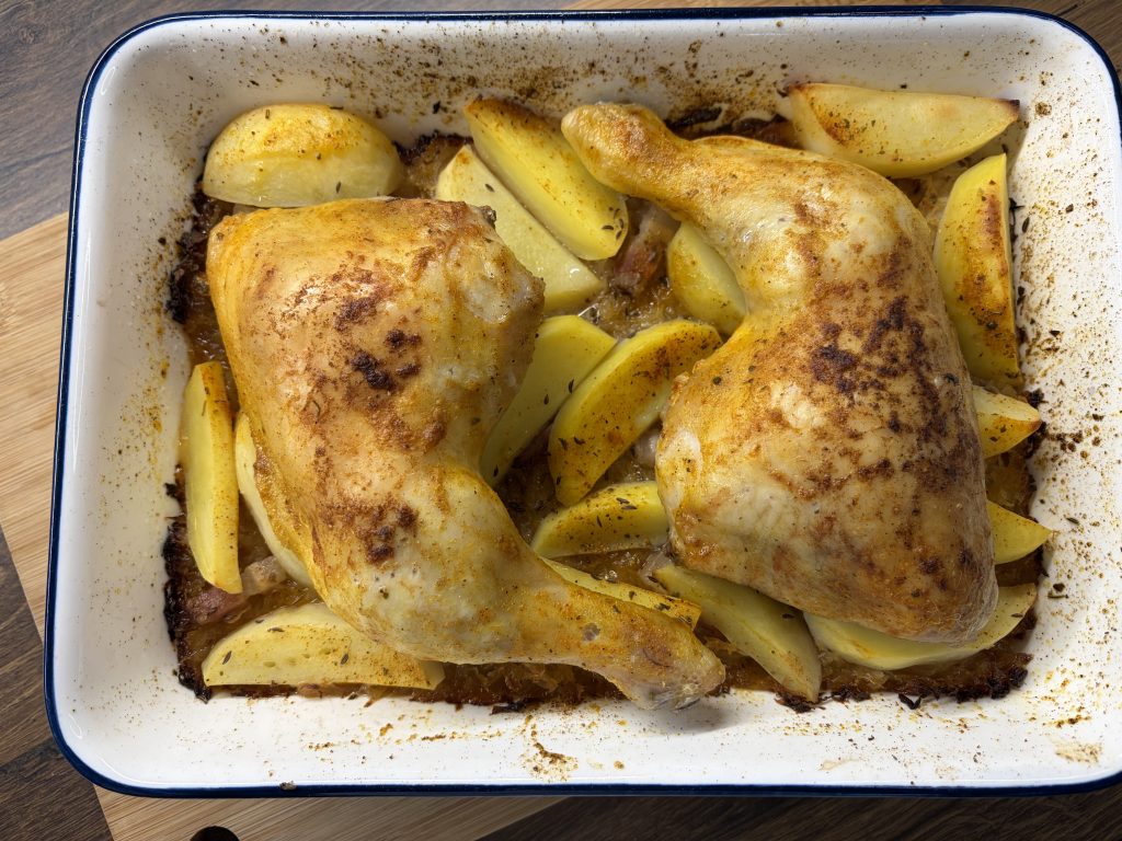 Zapečená kuřecí stehna na kysaném zelí s bramborami