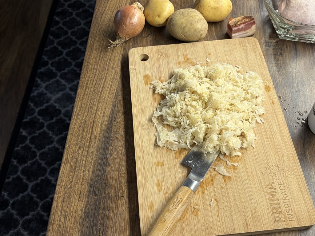 Zapečená kuřecí stehna na kysaném zelí s bramborami