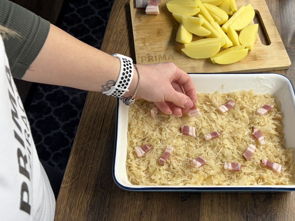 Zapečená kuřecí stehna na kysaném zelí s bramborami