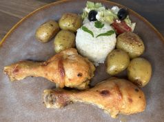 Zapečená kuřecí stehna v medovo-hořčičné omáčce Zapečená kuřecí stehna v medovo-hořčičné omáčce: Šťavnatá večeře z jednoho plechu