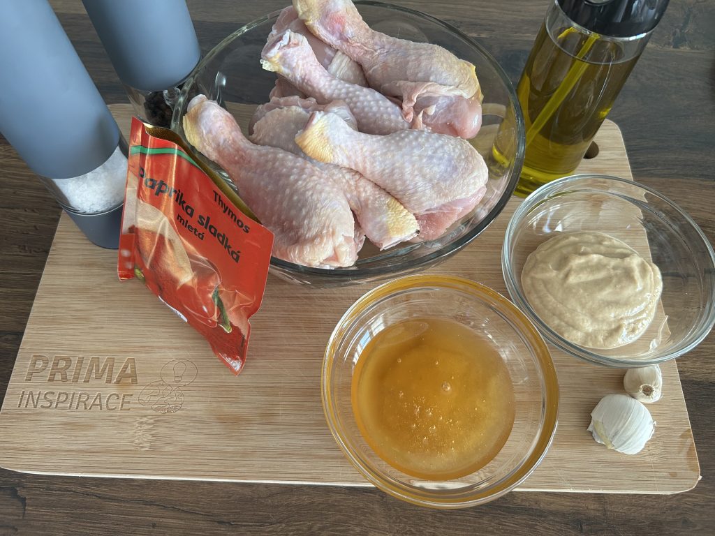 Zapečená kuřecí stehna v medovo-hořčičné omáčce