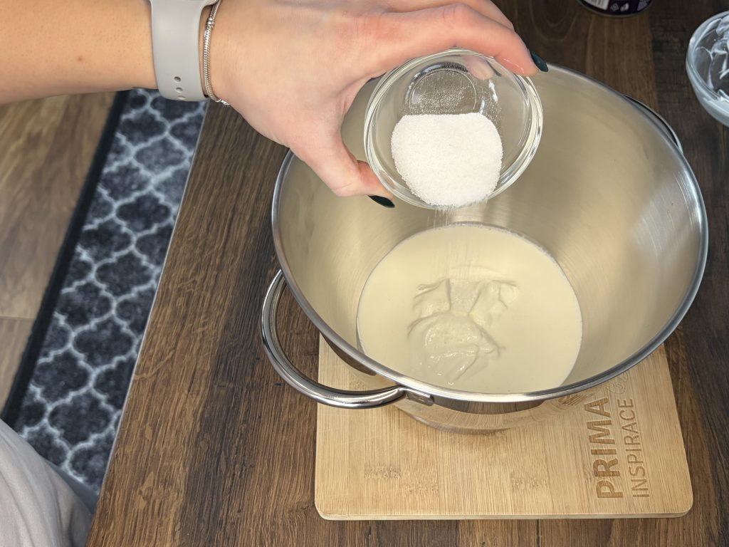 Žravé řezy s kysanou smetanou a mandarinkami – lehký, svěží a neuvěřitelně jemný dezert