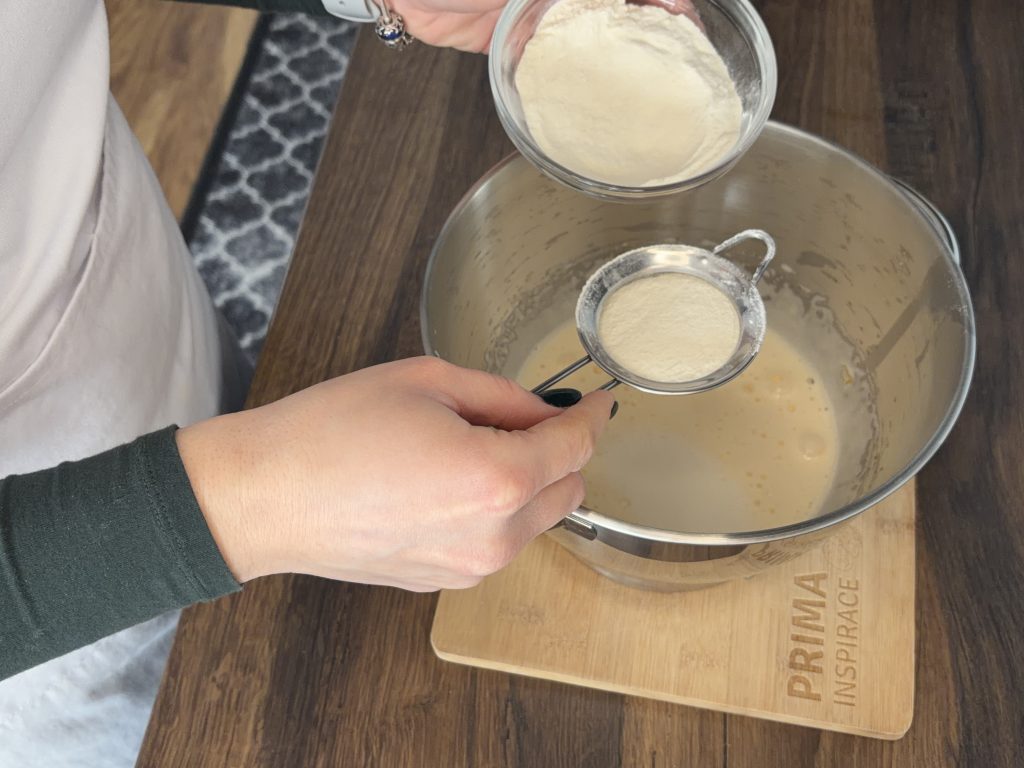 Žravé řezy s kysanou smetanou a mandarinkami – lehký, svěží a neuvěřitelně jemný dezert