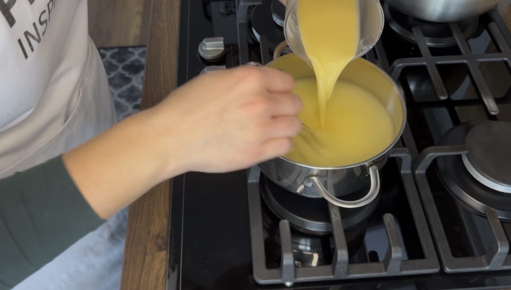 Žravé řezy s kysanou smetanou a mandarinkami – lehký, svěží a neuvěřitelně jemný dezert