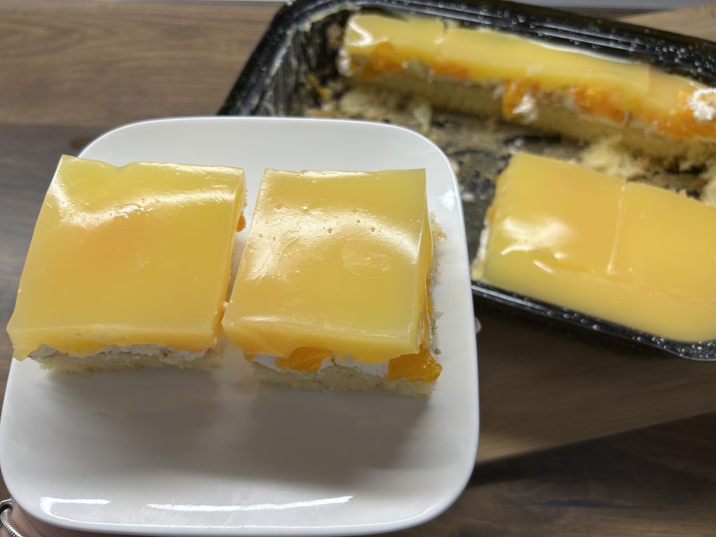 Žravé řezy s kysanou smetanou a mandarinkami – lehký, svěží a neuvěřitelně jemný dezert