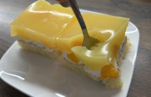 Žravé řezy se zakysanou smetanou a mandarinkami – lehký dezert, který zmizí z plechu jako první