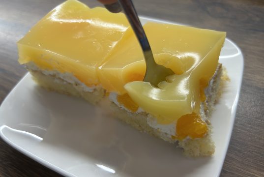 Žravé řezy se zakysanou smetanou a mandarinkami – lehký dezert, který zmizí z plechu jako první