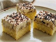 Hrnkový banánový koláč s mascarpone a tvarohem: Jemné pohlazení na plechu Banánový koláč s mascarpone krémem – nadýchaný hrnkový dezert, který mizí ze stolu jako první