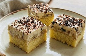 Hrnkový banánový koláč s mascarpone a tvarohem: Jemné pohlazení na plechu Banánový koláč s mascarpone krémem – nadýchaný hrnkový dezert, který mizí ze stolu jako první