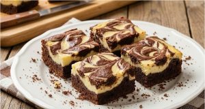 Rychlá hrnková buchta s tvarohem: Vláčný dezert hotový za pár minut Hrnková tvarohová buchta s kakaem: vláčná klasika bez vážení