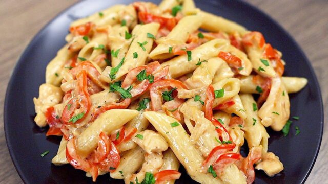 Vyzkoušejte tyto vynikající smetanové těstoviny s kuřecím masem a zeleninou!