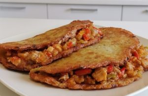 Bramborák plněný pikantní kuřecí směsí: Poctivá česká klasika, která nasytí Plněný bramborák s kuřecí směsí a paprikami: Poctivý oběd, který zasytí každého