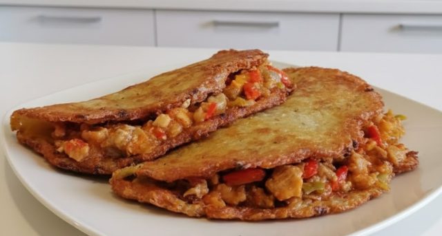 Plněný bramborák s kuřecí směsí a paprikami: Poctivý oběd, který zasytí každého