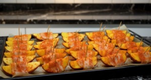 Brambory v slaninovém županu: Křupavá pochoutka, kterou připravíte z pár surovin Brambory balené ve slanině – jednoduchá pečená pochoutka ze 3 ingrediencí