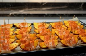 Brambory v slaninovém županu: Křupavá pochoutka, kterou připravíte z pár surovin Brambory balené ve slanině – jednoduchá pečená pochoutka ze 3 ingrediencí