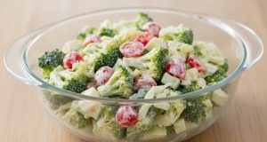 Brokolicový salát se zakysanou smetanou: Svěží a zdravá bomba plná vitamínů Brokolicový salát se zakysanou smetanou, rajčaty a okurkou
