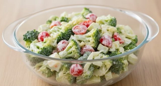 Brokolicový salát se zakysanou smetanou, rajčaty a okurkou