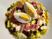 Brokolicový salát s fazolemi, cizrnou a sušenou šunkou – sytý, svěží a dokonale vyvážený