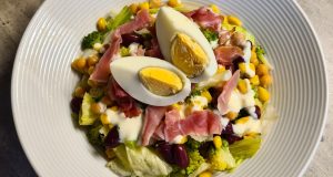 Brokolicový salát s fazolemi, cizrnou a sušenou šunkou – sytý, svěží a dokonale vyvážený