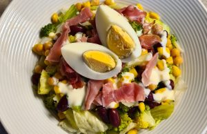 Brokolicový salát s fazolemi, cizrnou a sušenou šunkou – sytý, svěží a dokonale vyvážený