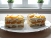 Nepečené piškotové řezy se zakysanou smetanou a broskvemi – ideální letní dezert