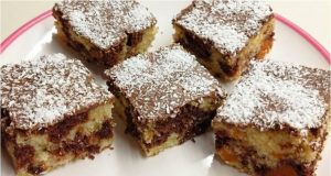 Vláčná hrnková buchta s meruňkami a vaječným likérem Hrnečková bábovka na plech s meruňkami, rozinkami a kokosovou polevou