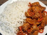 Křehké krůtí nudličky se zeleninou a rýžovými nudlemi: Asie u vás doma