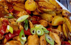 Rychlá kuřecí směs s pórkem a česnekovými brambory Kuřecí směs s pórkem a kapií se sójovou omáčkou: rychlá večeře do 30 minut