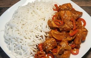 Křehké krůtí nudličky se zeleninou a rýžovými nudlemi: Asie u vás doma Křehké krůtí nudličky se zeleninou a rýžovými nudlemi: Asie u vás doma