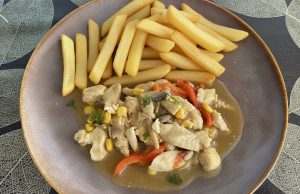 Jen pár surovin a jedna pánev: Jednoduchý recept na kuřecí čínu, který zvládne i začátečník