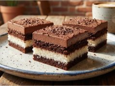 Čokoládové kostky s vanilkovým krémem a nadýchanou pěnou Luxusní čokoládové kostky s vanilkovým a čokoládovým krémem