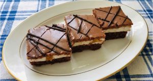 Meruňkový zákusek s jogurtovým krémem, kakaovým korpusem a čokoládovou polevou