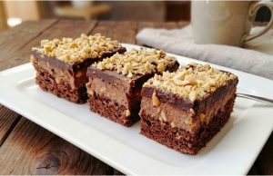 Ořechové šílenství s čokoládou: Luxusní řezy pro nejnáročnější mlsouny Ořechové šílenství – luxusní řezy s čokoládovým žloutkovým krémem a arašídy