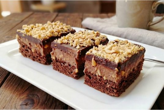 Ořechové šílenství – luxusní řezy s čokoládovým žloutkovým krémem a arašídy