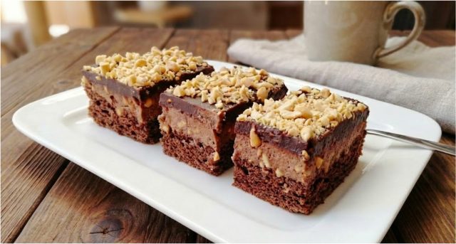 Ořechové šílenství – luxusní řezy s čokoládovým žloutkovým krémem a arašídy