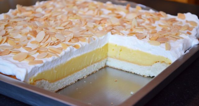 Ledové kostky – luxusní zákusek s vanilkovým krémem a šlehačkou