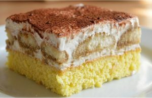 Šlehačkové řezy s kávovými piškoty: Jemný dezert s nádechem tiramisu Kávové řezy s piškoty a krémem z pomazánkového másla