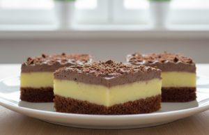 Řezy s vaječným likérem a pařížskou šlehačkou Luxusní řezy s vaječným koňakem a pařížskou šlehačkou jako z cukrárny