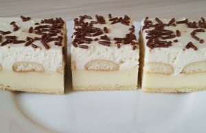 Osvěžující jogurtový krémeš s piškoty: Lehký dezert, který si zamilujete Jogurtový krémeš z listového těsta: lehký dezert s vanilkovým krémem