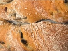 Domácí olivové ciabatty: Křupavá kůrka a nadýchaná střídka jako z Itálie Domácí ciabatta s olivami a česnekem: křupavé středomořské pečivo z trouby