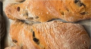 Domácí olivové ciabatty: Křupavá kůrka a nadýchaná střídka jako z Itálie Domácí ciabatta s olivami a česnekem: křupavé středomořské pečivo z trouby