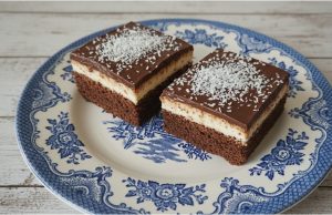 Hrníčkový Granko koláč s mascarpone: Rychlý dezert s chutí luxusu Granko koláč s mascarpone a meruňkovým džemem – vláčný dezert bez vážení