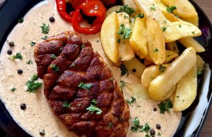 Kuřecí prso s luxusní pepřovou omáčkou a steakovými hranolkami Kuřecí steak na pepři se smetanovou omáčkou – rychlý oběd jako z restaurace