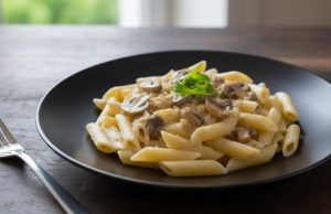 Houbová omáčka z jednoho hrnce: Krémová delikatesa, kterou si zamilujete Těstoviny s houbovou omáčkou a sýrem: krémový oběd z jednoho hrnce