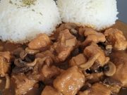 Poctivé vepřové kostky na houbách: Tajemství silné omáčky je v cibuli Vepřové kostky na houbách s rýží