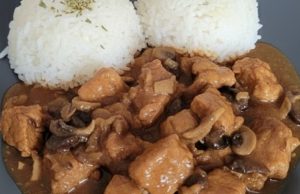 Poctivé vepřové kostky na houbách: Tajemství silné omáčky je v cibuli Vepřové kostky na houbách s rýží