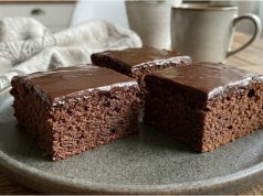 Hrníčkový jablečný koláč s ořechy a čokoládovou polevou – bez vážení