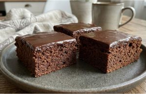 Babiččin hrnkový jablečný koláček Hrníčkový jablečný koláč s ořechy a čokoládovou polevou – bez vážení