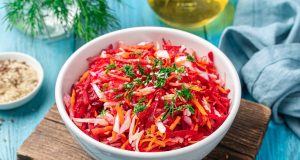 Zázračný salát ze 3 surovin: Po svátcích vám nastartuje metabolismus a zbaví vás pocitu těžkosti