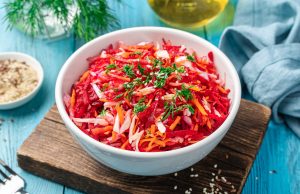 Zázračný salát ze 3 surovin: Po svátcích vám nastartuje metabolismus a zbaví vás pocitu těžkosti